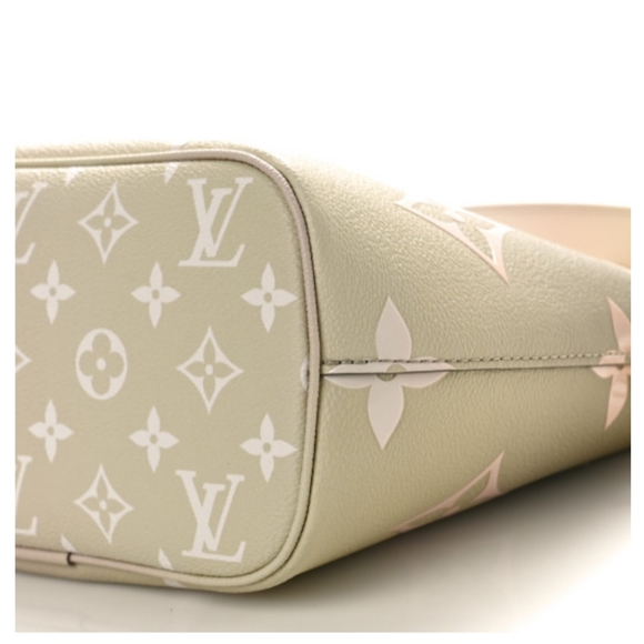Louis Vuitton Monogram Giant Spring in the City Marshmallow Hobo in Sunset Khaki - Picture 6 of 14
